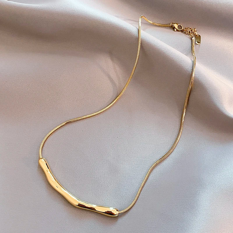 Luna Curve Necklace