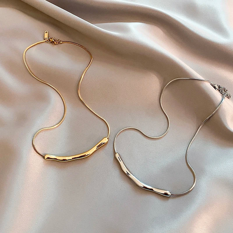 Luna Curve Necklace