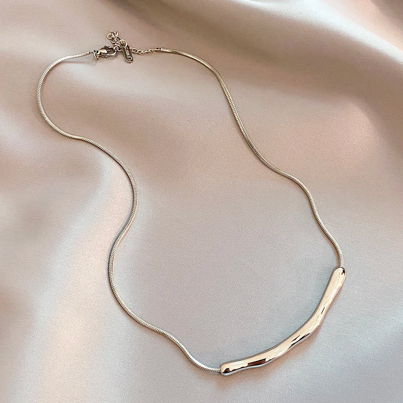 Luna Curve Necklace